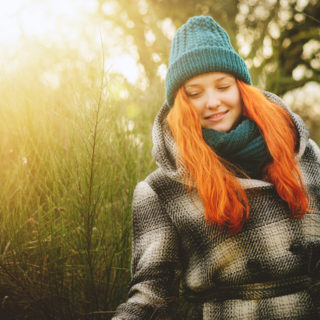 Winter Portraits, Laura am Mühlheimer See mit einem Baum im Gegenlicht
